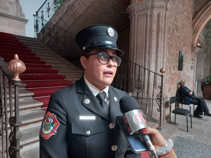 Con 15 años en servicio; Yasu sigue sufriendo discriminación por ser mujer bombera