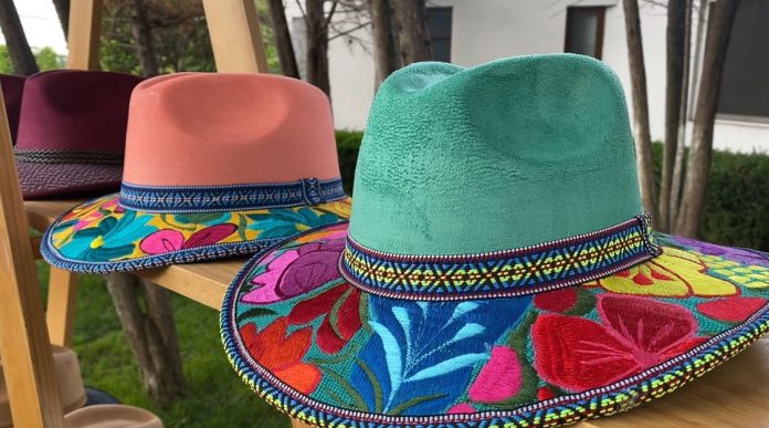 Sombreros, cubrebocas, chalinas, vestidos, y chalecos, así se ha transformado en rebozo