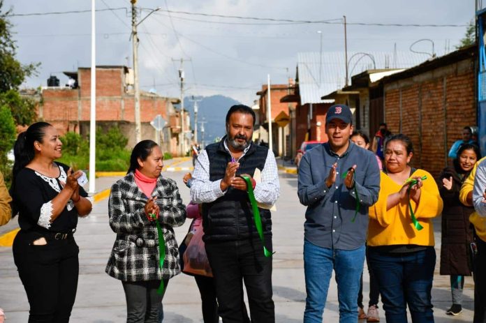 Inaugura Julio Arreola, calle en la colonia el Mirador