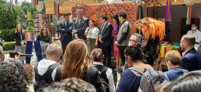 Inauguración de tianguis artesanal en el Palacio de Hierro Durango, CD. de México