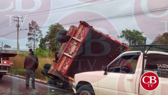 Vuelca camioneta cargada de alimento en la Morelia-Pátzcuaro