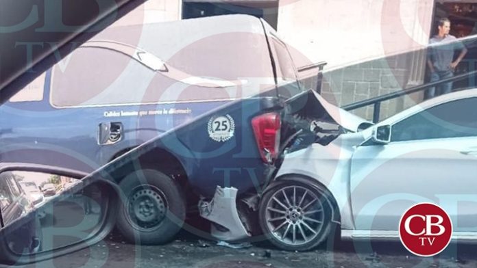 Un Mercedes choca una carroza en Morelia; el muerto sale ileso