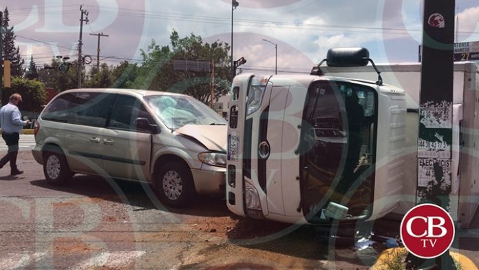 Se brinca el semáforo y termina volcado en Morelia