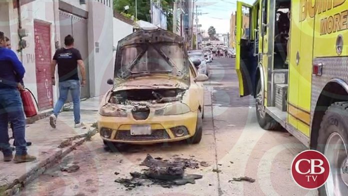 Auto arde en llamas en la Chapultepec Sur