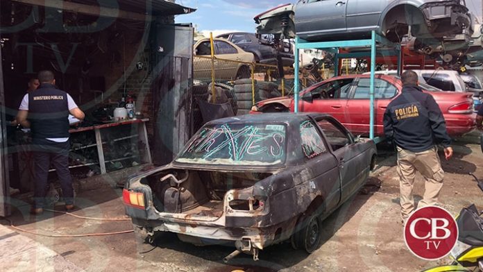FGE revienta deshuesadero en Morelia con autos robados