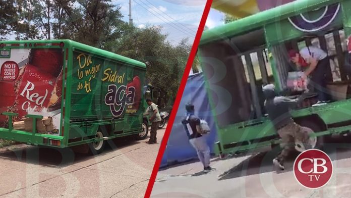 Normalistas roban mercancía de camión refresquero atrás del Estadio Morelos