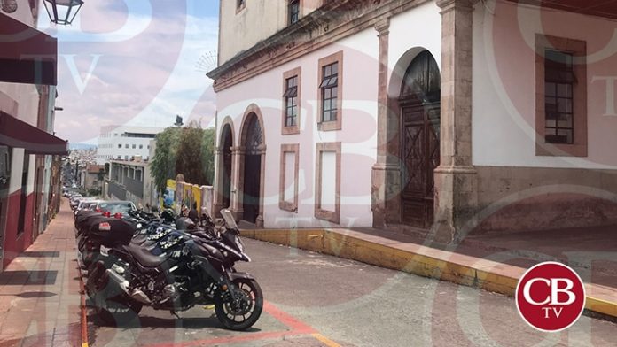 Se le escapa un balazo a policía y lesiona a su compañera en la rodilla