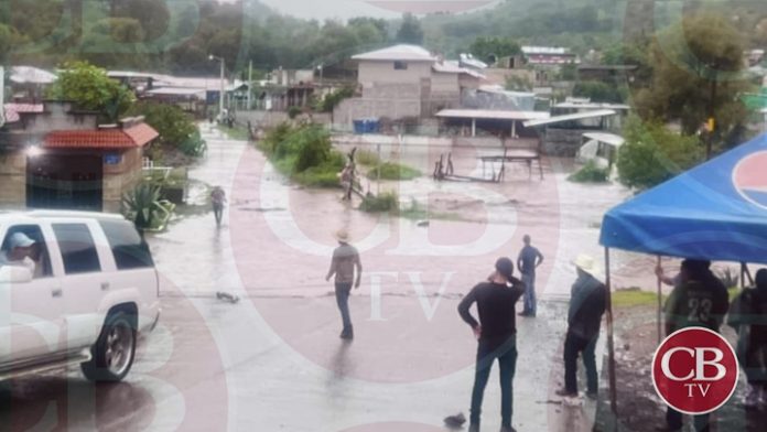 Se desborda río en Etúcuaro por fuerte tromba
