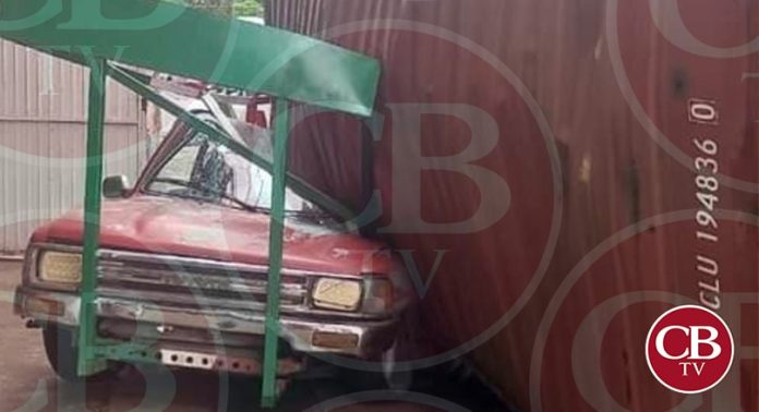 Manejaba su camioneta y le cae un contenedor de acero
