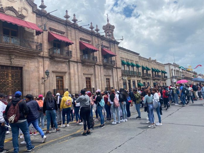¡Lo cumplieron! Egresados normalistas bloquean Avenida Madero