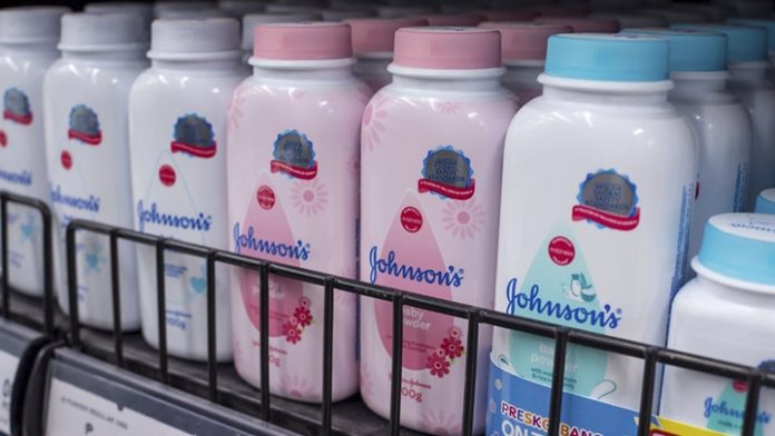 Johnson & Johnson dejará de vender talco para bebés por acusar problemas de salud 