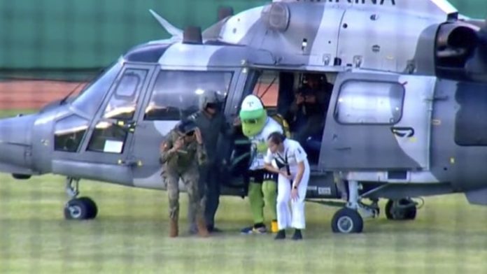 Usan helicóptero de la Marina para trasladar a 
