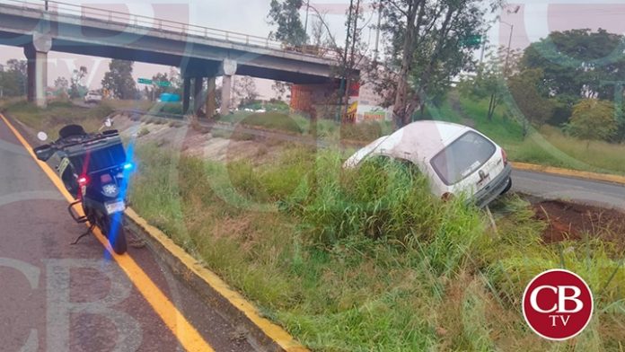 Camión avienta a Chevy a la cuneta del libramiento de Morelia