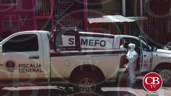 Llegó a casa y halla colgada a su pareja de una puerta