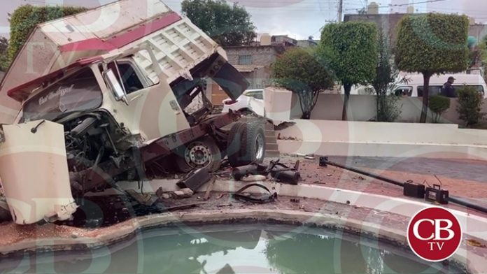 Camión destruye plaza pública en Huandacareo