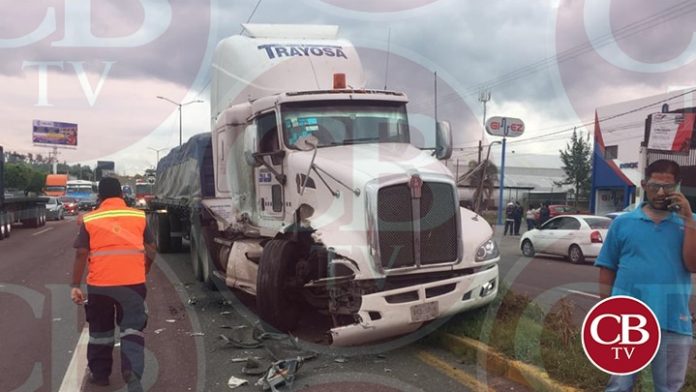 Tráiler destruye dos autos en los limites de Morelia y Tarímbaro