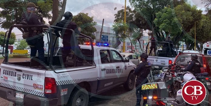 Se agarran a balazos sicarios y FGE en Uruapan