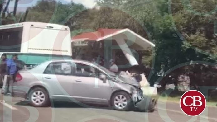Auto se le mete abajo a un camión urbano en la Pátzcuaro-Morelia