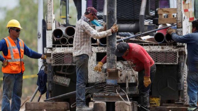 Familiares de mineros acusan que el gobierno tardó en solicitar ayuda internacional para el rescate