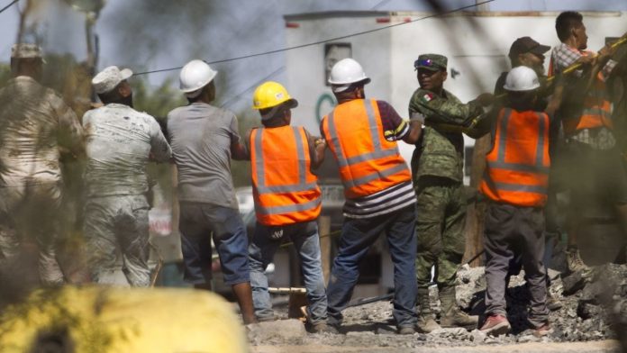 Mineros rescatados ayudan en la búsqueda de los 10 restantes