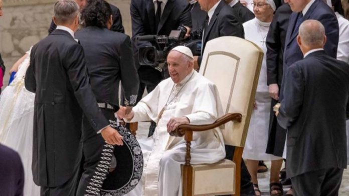 Joven mexicano y su esposa reciben bendición del Papa Francisco en el Vaticano