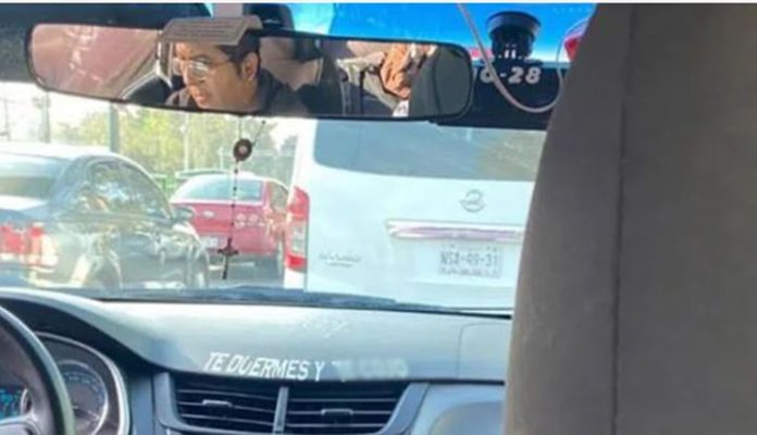 Mujer encuentra aterrador mensaje en un taxi