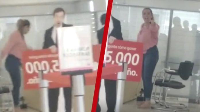 Mujer le grita cajera de banco 