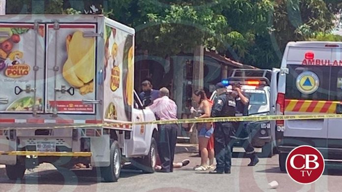 Ejecutan a pollero afuera del mercado de Lázaro Cárdenas