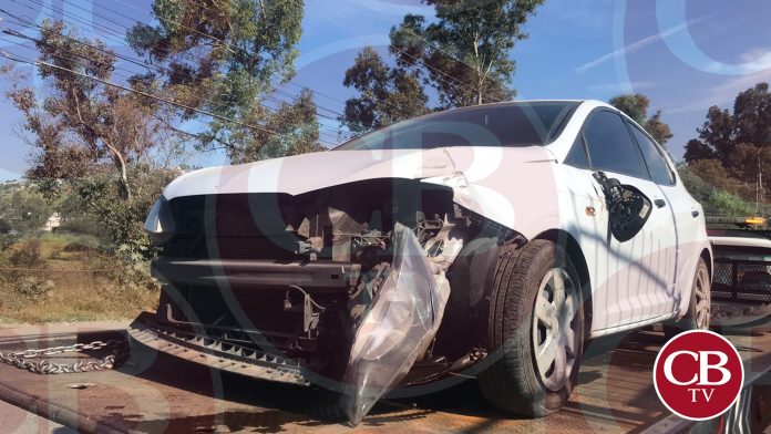 Tren se lleva un auto en la Ciudad Industrial de Morelia