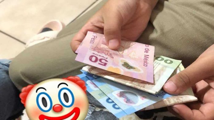 niño llega con dinero a casa