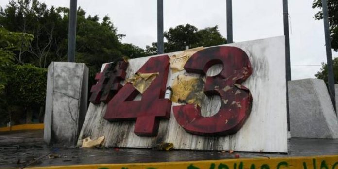 VIDEO: Queman antimonumento a los 43 de Ayotzinapa en Chilpancingo