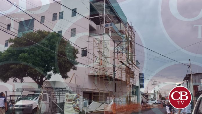 Muere albañil electrocutado; reparaba un hospital en Uruapan