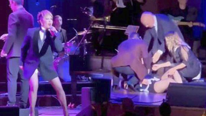 Alejandra Guzmán sufre caída en el escenario; suspende show y sale en ambulancia