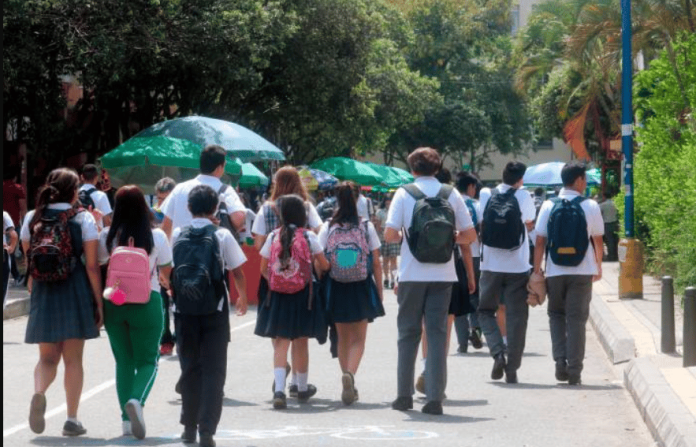 Permiten uso de uniforme con falda a Hombres y Pantalón a mujeres en el CBTA 181 de Maravatío