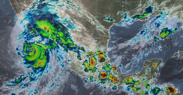 Huracán Kay toca tierra en Baja California
