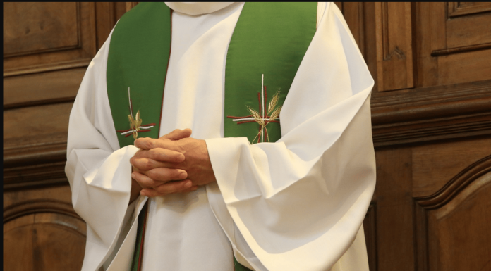 Es condenado a 30 años de prisión a exsacerdote por abusar de menores