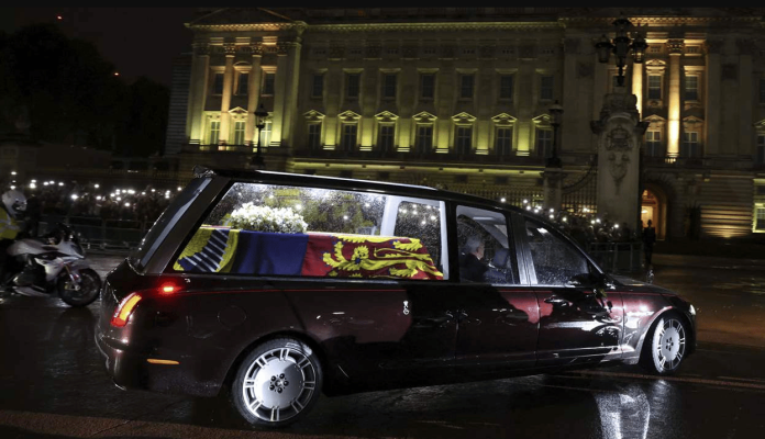 Restos de la Reina Isabel II llegan a Londres para funeral