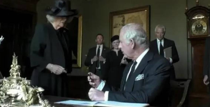 Carlos III hace berrinche de tras mancharse con una pluma