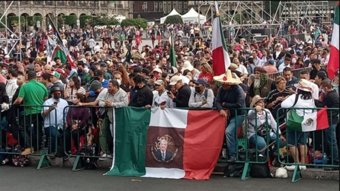 Ponen la cara de AMLO a bandera de México