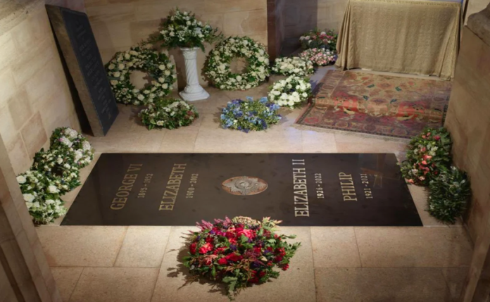Oficialmente revelan la lápida de Isabel II