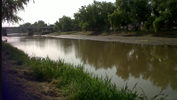 Hombre muere ahogado al intentar salvar a niñas de corriente en río