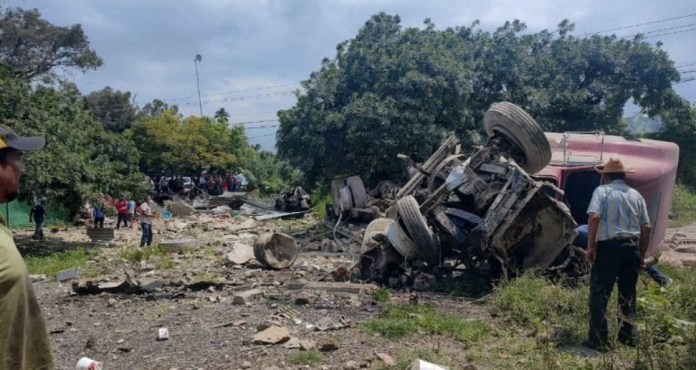 Un tráiler de cemento se queda sin frenos y arrolla a 15 autos en carretera Cuautla-Yecapixtla