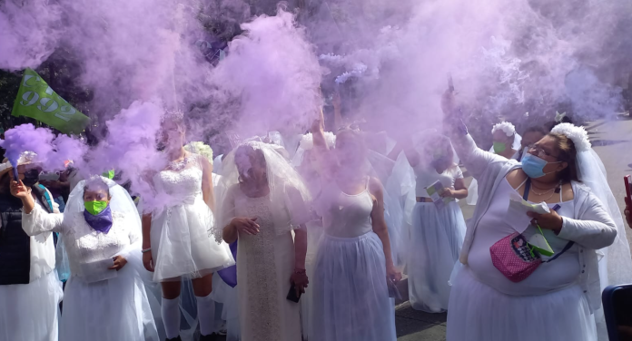 Mujeres vestidas de novia, protestan contra deudores alimenticios
