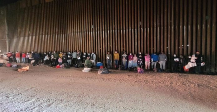Texas: Detienen a encargado de centro de detención por asesinato de migrante