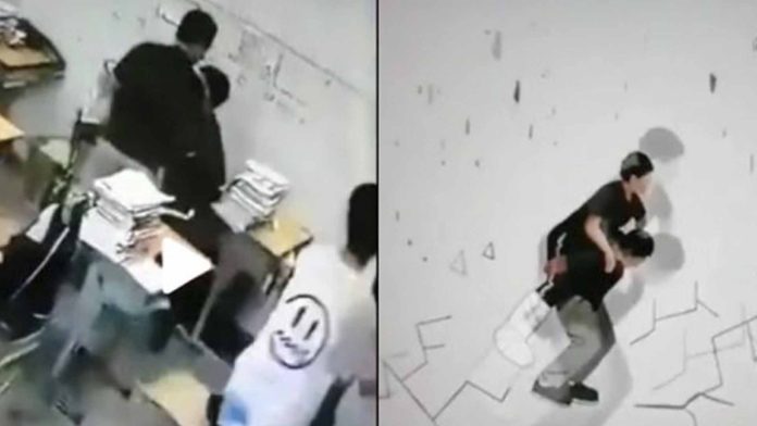 Carga a su amigo que no puede caminar para sacarlo del salón durante un sismo