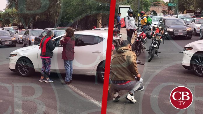 Choca auto y moto afuera de la Secretaría de Finanzas