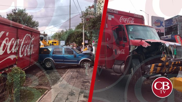 Camión de Coca Cola despedaza camioneta en Morelia