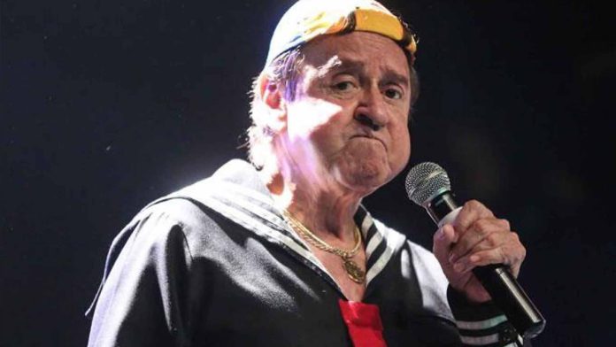 Critican a Carlos Villagrán por lamentable show interpretando a ‘Kiko’ a sus 78 años