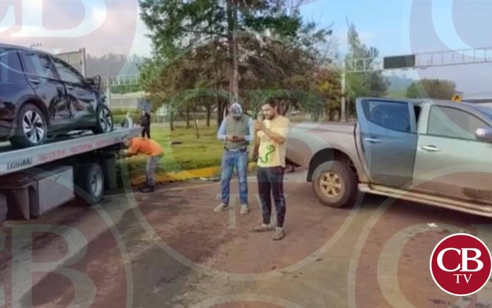 De manera veloz y sin precaución colisionaron dos camionetas en la carretera Morelia-Pátzcuaro, a la altura de la desviación a Cointzio.