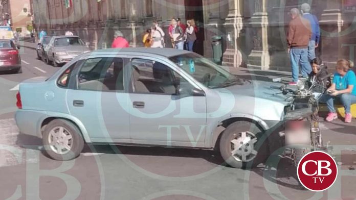 Dos lesionados deja choque de moto en el centro de Morelia